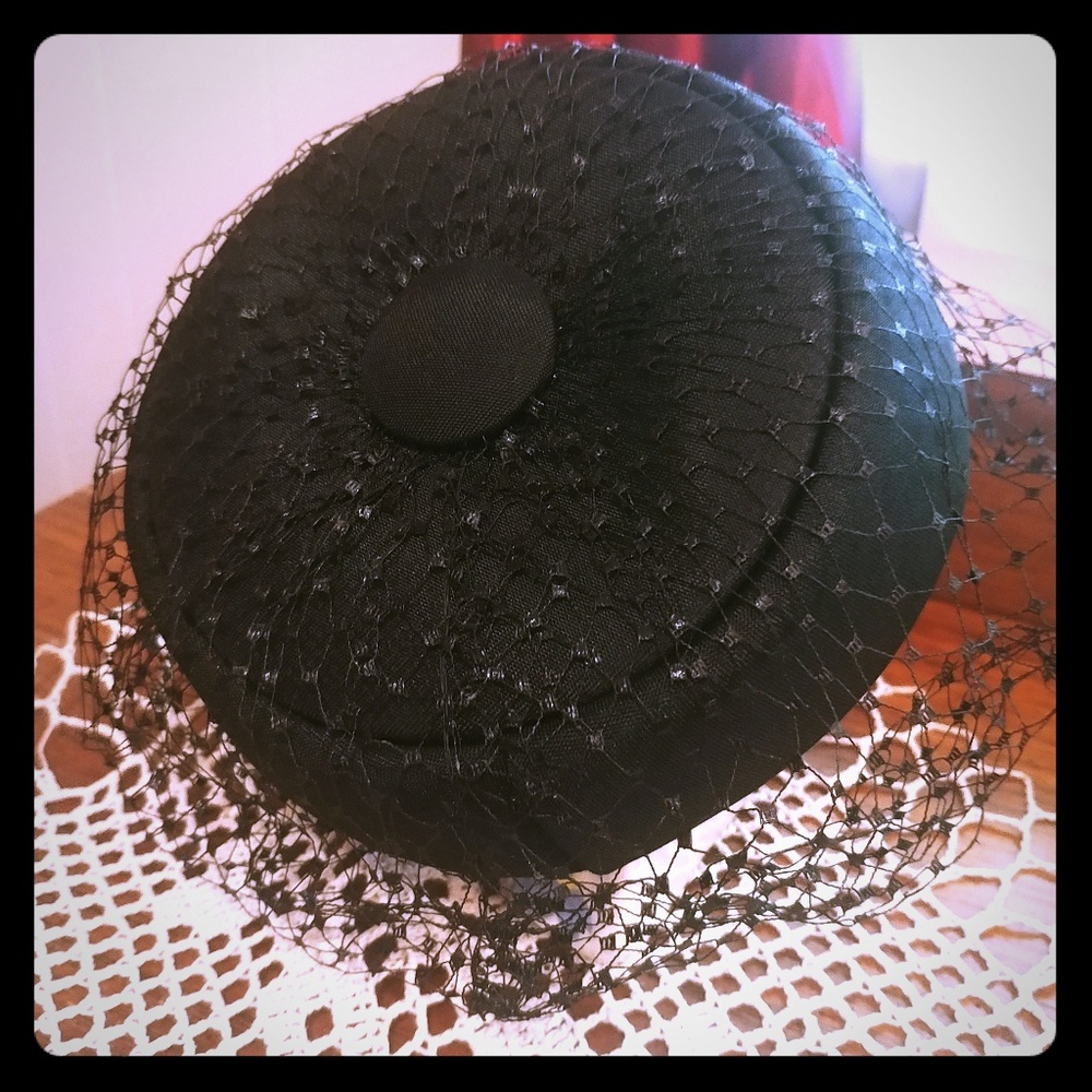 Vintage pullbox hat Jackie Kennedy style with net